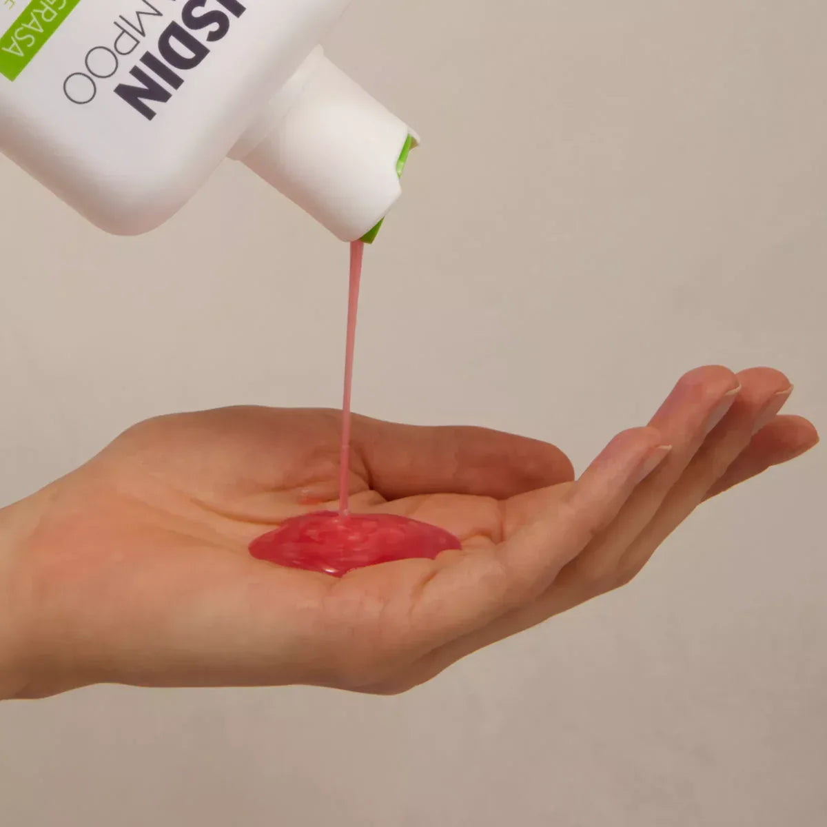 ISDIN | Nutradeica® Champú Anticaspa Grasa - 400ml - InternationalCosmetic