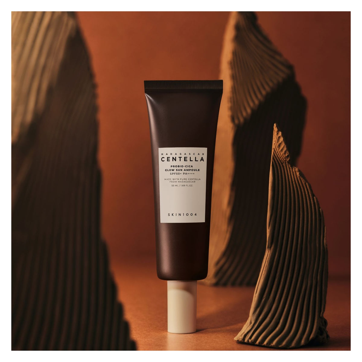 SKIN 1004 | Madagascar Centella Probio-Cica Glow Sun Ampoule SPF50+ PA++++ - 50ml - Imagen editorial