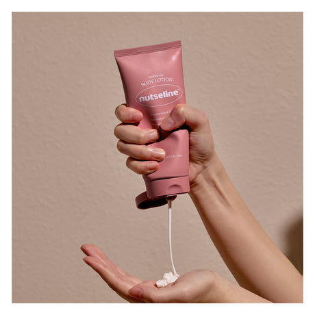 NUTSELINE | Aroma Nut Slim Fit Body Lotion - 200ml — imagen 2 · detalle de textura o aplicación